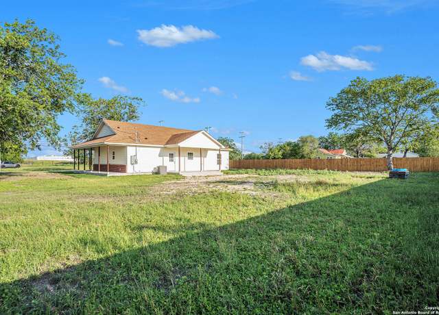 Property at 1615 N Guadalupe, Seguin, TX 78155, 3 beds, 2 baths