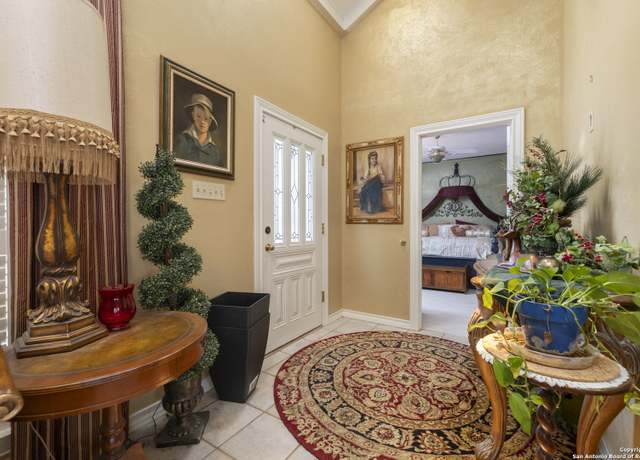 Property at 522 Preston Trl, Kerrville, TX 78028, 2 beds, 2 baths