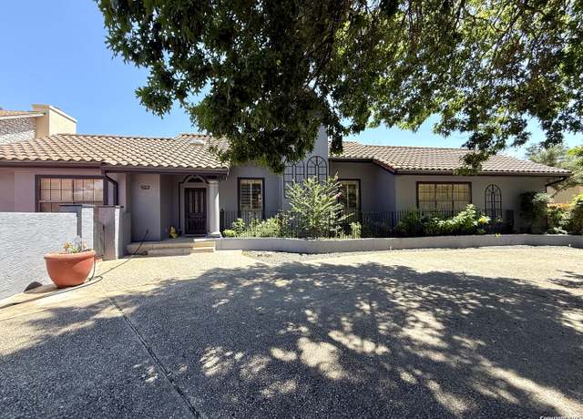 Property at 522 Preston Trl, Kerrville, TX 78028, 2 beds, 2.5 baths