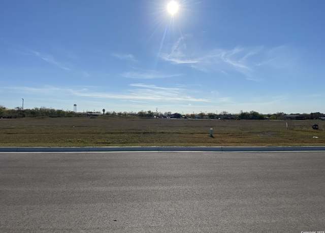 Property at 104 Albion Ct, Poteet, TX 78065