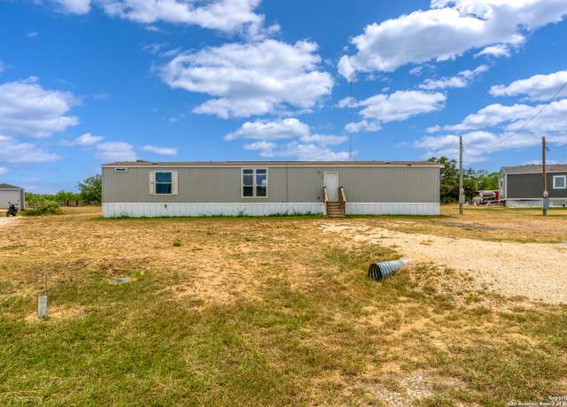 Property at 585 Maravillas, Pleasanton, TX 78064, 3 beds, 2.5 baths