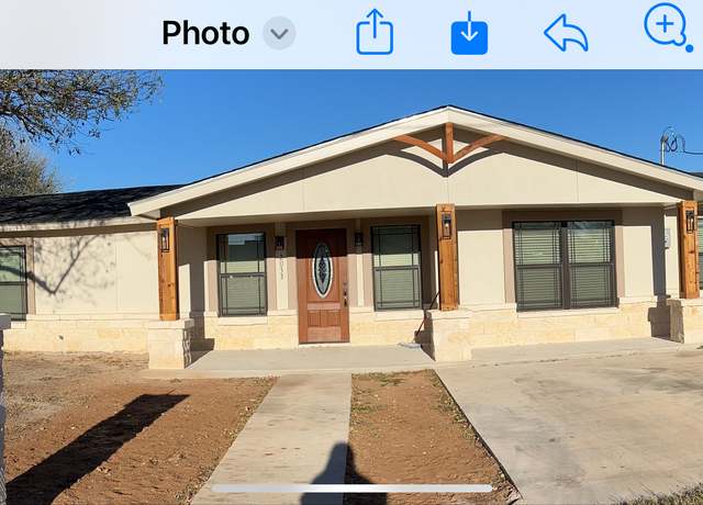 Property at 2033 E Abm Dr, Carrizo Springs, TX 78834, 3 beds, 2 baths