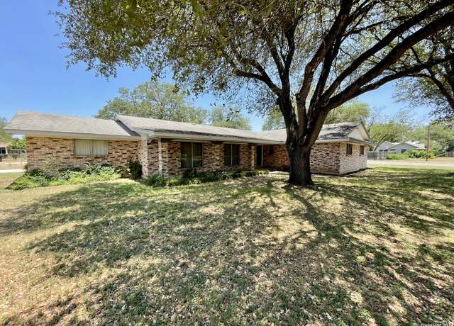 Property at 1302 22nd St, Hondo, TX 78861, 4 beds, 2 baths