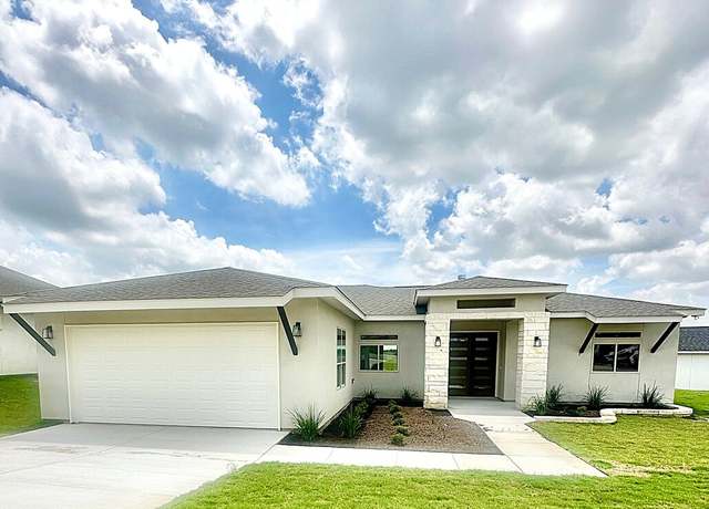 Property at 177 Pine Valley Dr, La Vernia, TX 78121, 4 beds, 2.5 baths