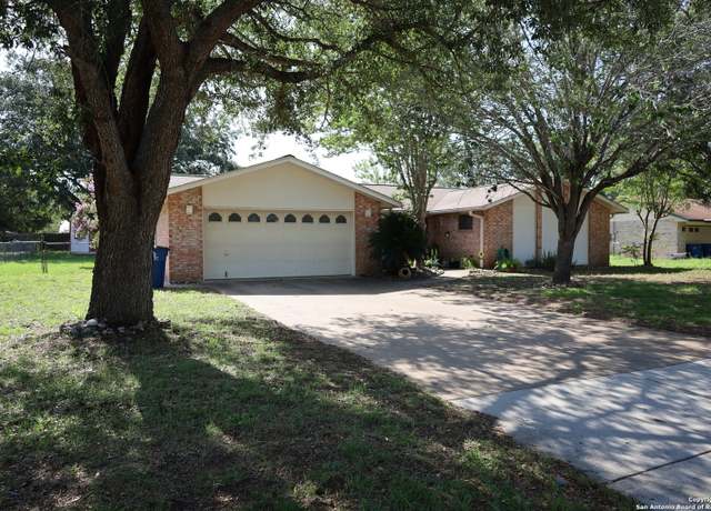 Property at 520 High Mdw, Pleasanton, TX 78064, 3 beds, 2 baths