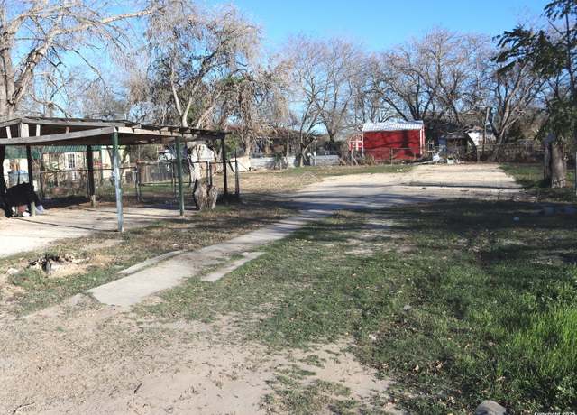 Property at 506 N Transportation Dr, Devine, TX 78016-2710