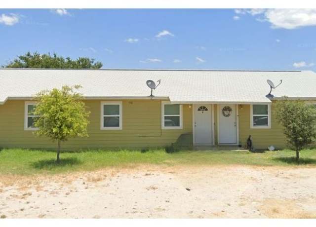 Property at 530 N Estes, La Pryor, TX 78872, 6 beds, 3 baths