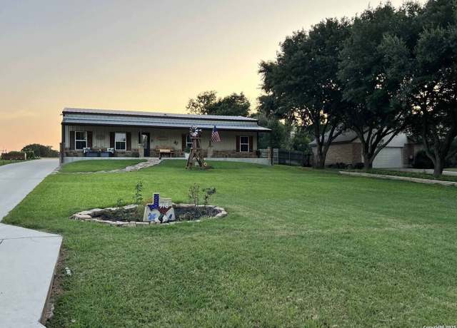 Property at 418 Tailwind Dr, Seguin, TX 78155, 4 beds, 3 baths