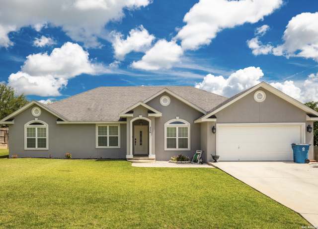 Property at 316 Crownhill, Pleasanton, TX 78064, 4 beds, 2.5 baths