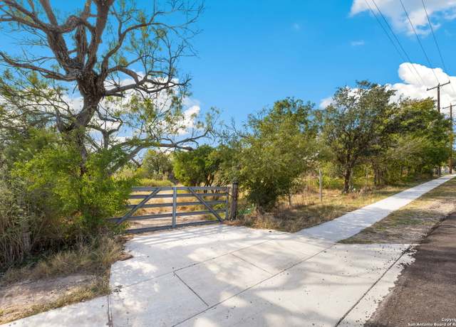 Property at 718 W Villaret Blvd, San Antonio, TX 78224-2714