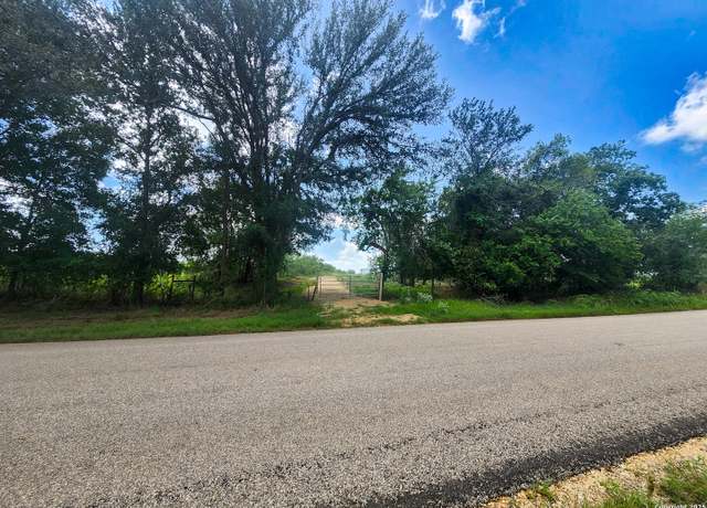 Property at 950 Highsmith Rd, Seguin, TX 78155, 3 beds, 2 baths