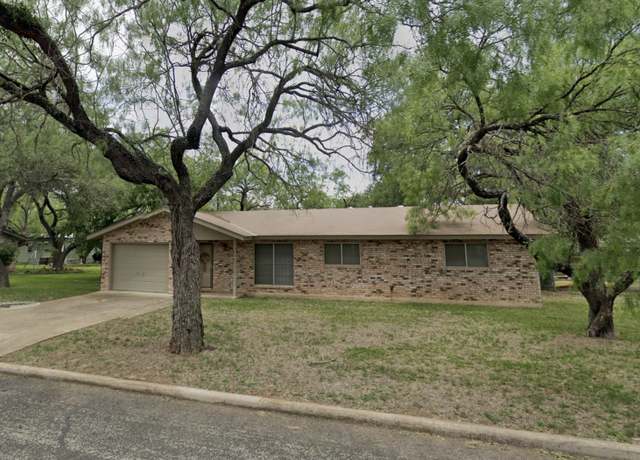 Property at 204 Skylark Dr, Fredericksburg, TX 78624, 3 beds, 1 bath