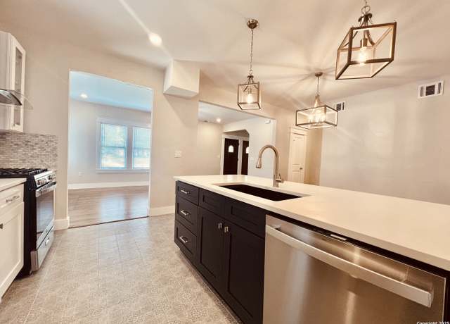 Property at 424 Club Dr, San Antonio, TX 78201, 5 beds, 4 baths