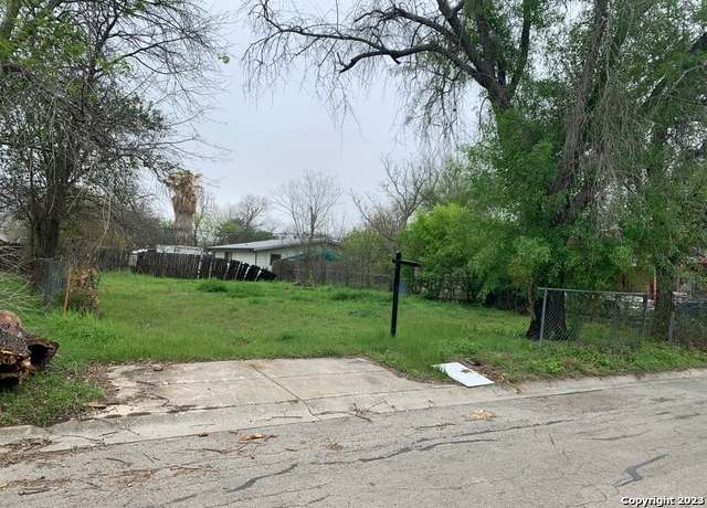Property at 511 Riley St, Seguin, TX 78155-2724