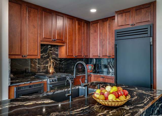 Property at 610 E Market St #2706, San Antonio, TX 78205-2636, 1 bed, 1 bath