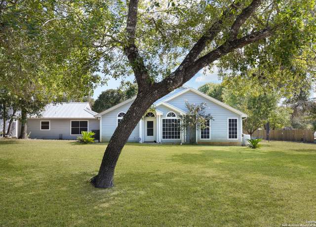 Property at 104 Scenic Oak, Floresville, TX 78114, 3 beds, 2 baths