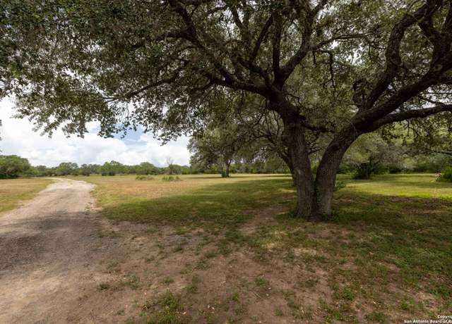 Property at 6242 West Wildcat Dr, Beeville, TX 78102