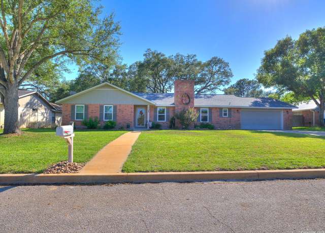Property at 1109 Cardinal, Pleasanton, TX 78064, 3 beds, 2 baths