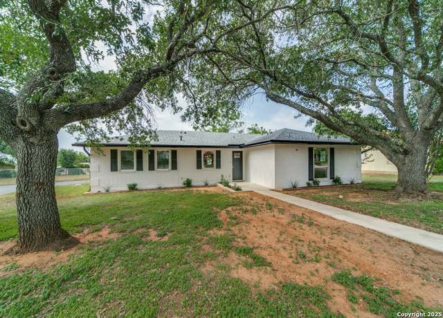 Property at 323 Broadmoor Dr, Fredericksburg, TX 78624, 3 beds, 2 baths