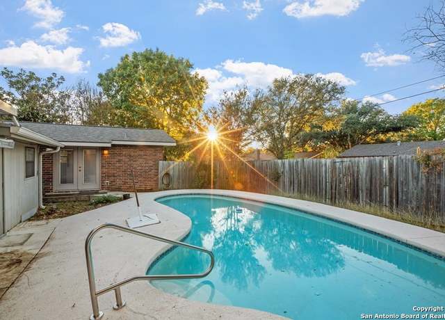 Property at 610 N Bowie, Fredericksburg, TX 78624, 4 beds, 3 baths