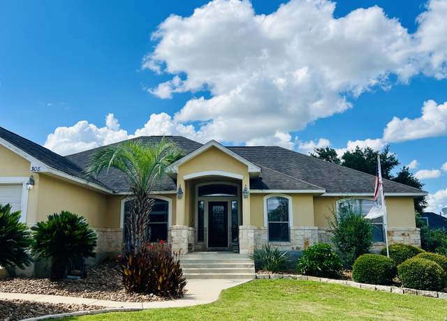 Property at 308 Edgehill, Pleasanton, TX 78064, 4 beds, 2.5 baths