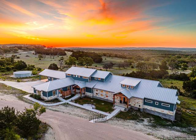 Property at 554 Seven Falls Dr, Fredericksburg, TX 78624, 7 beds, 7 baths