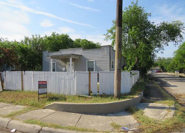 Property at 1038 W Ridgewood Ct, San Antonio, TX 78201-4626, 3 beds, 2 baths