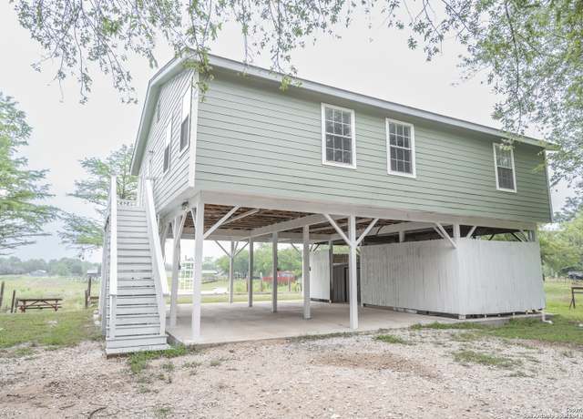 Property at 352 Longhorn Dr, Bandera, TX 78003, 3 beds, 2 baths