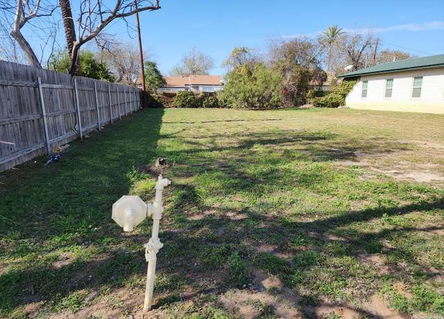 Property at 608 N 9th St, Carrizo Springs, TX 78834