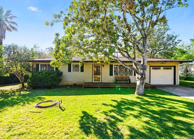 Property at 1508 E St., Floresville, TX 78114, 3 beds, 2 baths