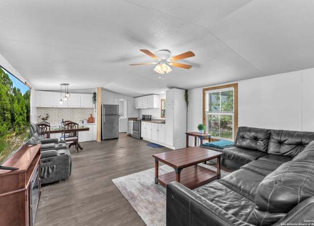 Property at 337 Buckhorn Dr, Canyon Lake, TX 78133, 2 beds, 1.5 baths