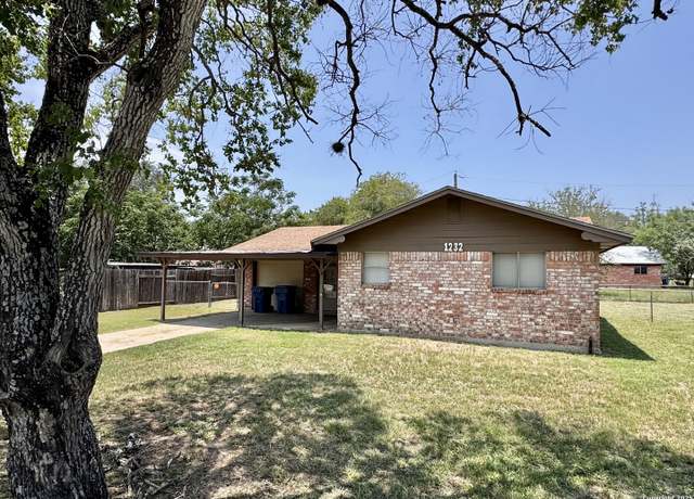 Property at 1232 Goodwin, Pleasanton, TX 78064, 3 beds, 1.5 baths