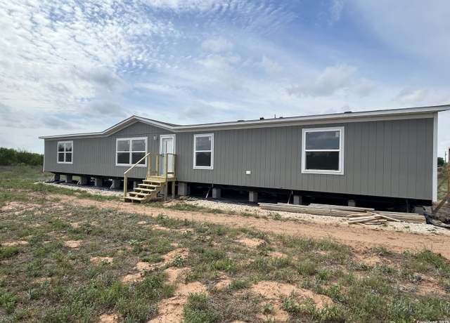 Property at 1192 County Road 329, Floresville, TX 78114, 5 beds, 3 baths
