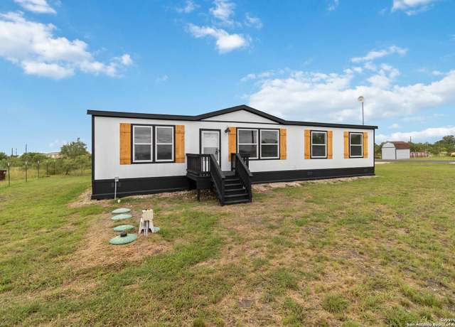 Property at 176 County Road 4631, Hondo, TX 78861, 3 beds, 2 baths