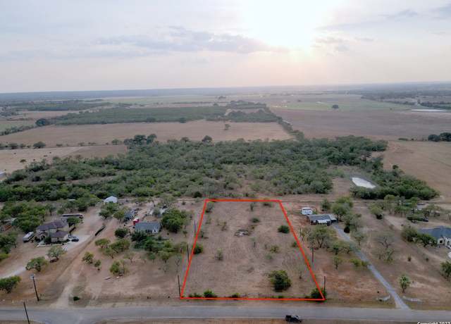 Property at 140 S View Dr, Lytle, TX 78052