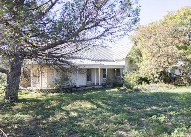 Property at 134 Kessler Ln, Knippa, TX 78870, 5 beds, 2 baths