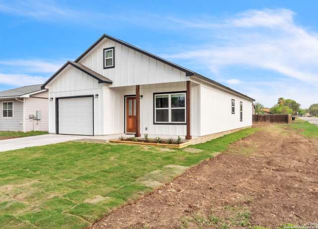 Property at 1702 17th, Hondo, TX 78861, 3 beds, 2 baths
