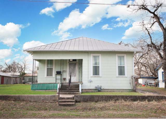 Property at 643 N Central Ave, New Braunfels, TX 78130, 2 beds, 1 bath