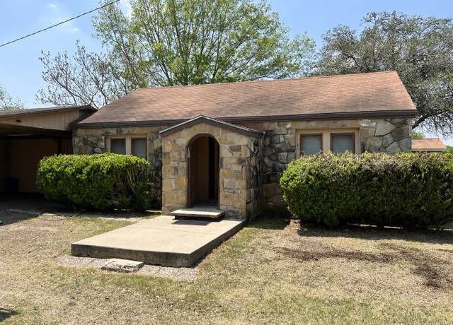 Property at 510 E Alexander St, Three Rivers, TX 78071, 2 beds, 1 bath