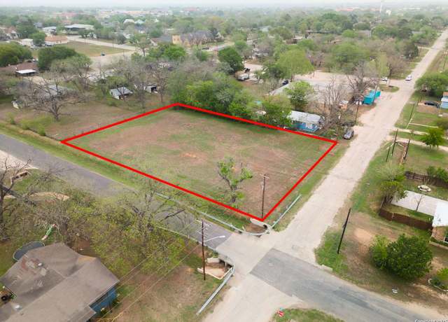 Property at 1306 B St, Floresville, TX 78114