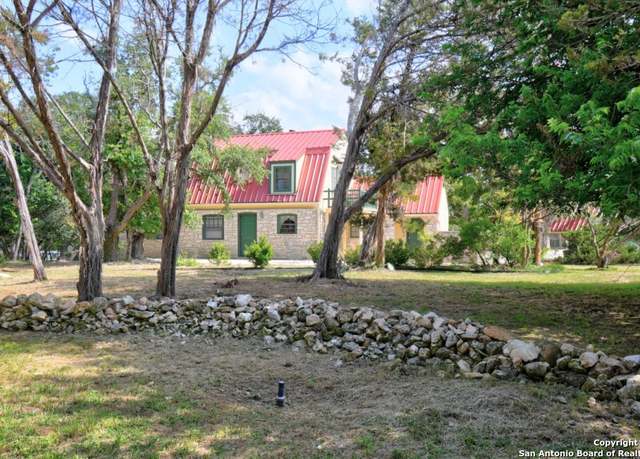 Property at 125 Catalina Ct, Kerrville, TX 78028, 3 beds, 2 baths
