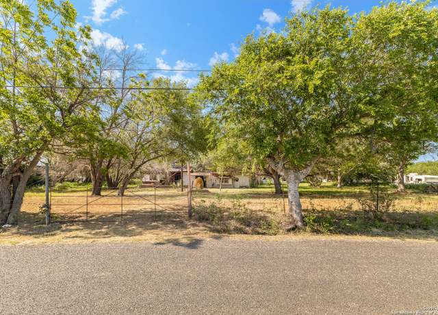 Property at 601 County Road 6610, Devine, TX 78016