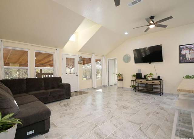 Property at 39 Post Oak, La Vernia, TX 78121, 6 beds, 4 baths