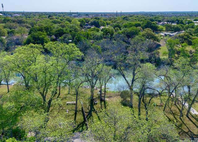 Property at 231 Signal Hl, Seguin, TX 78155, 2 beds, 1 bath