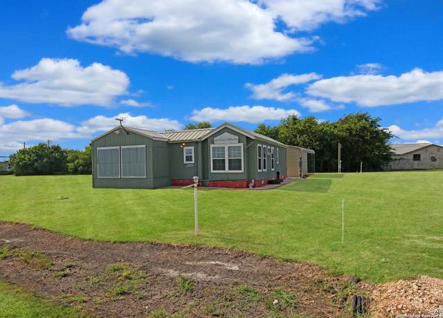 Property at 1209 W Oakland Ave, Seadrift, TX 77983, 1 bed, 1 bath
