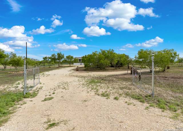 Property at 779 Lobo Loop, Hondo, TX 78861, 2 beds, 2 baths
