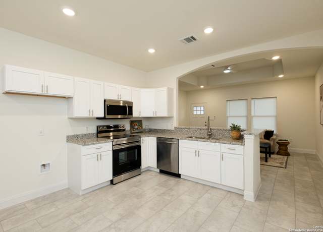 Property at 1531 W Ridgewood Ct, San Antonio, TX 78201, 3 beds, 2 baths