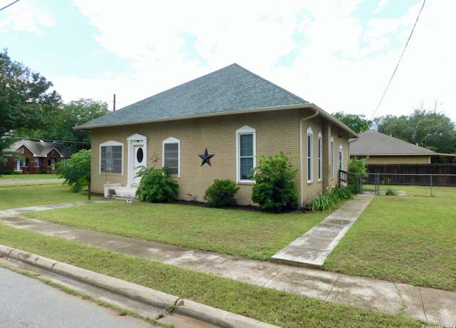 Property at 301 Jefferson Dr, Devine, TX 78016, 3 beds, 2 baths