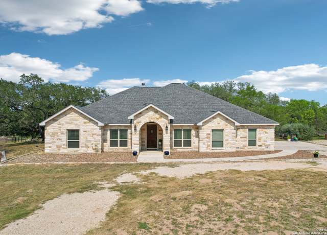 Property at 346 Broken Arrow, Floresville, TX 78114, 5 beds, 3.5 baths