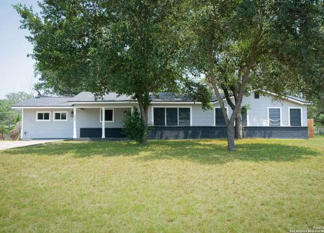 Property at 609 Hickory Hwy, Devine, TX 78016, 5 beds, 2 baths
